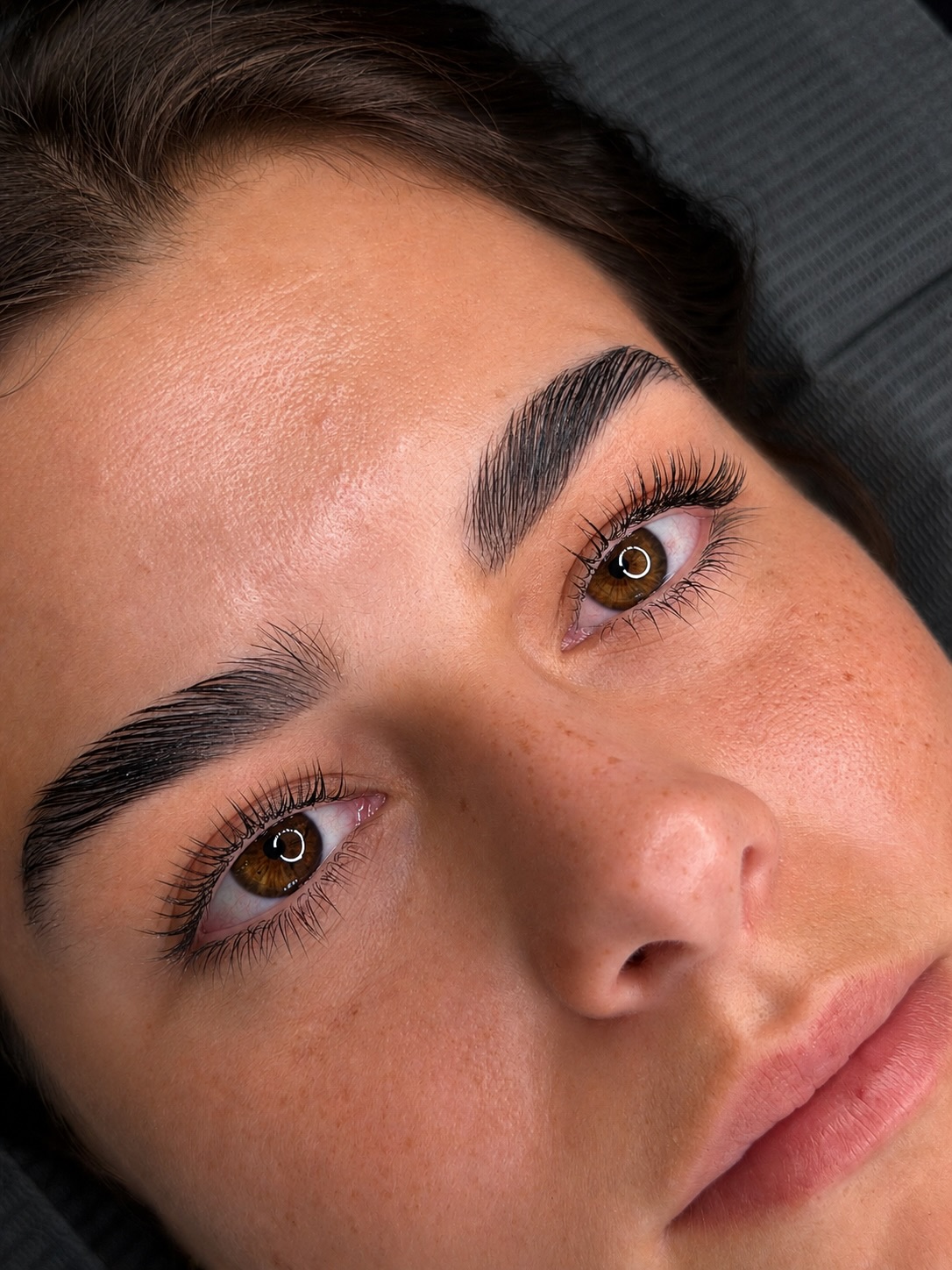 Voor en na wenkbrauwbehandeling bij Beautiq Studio Rotterdam