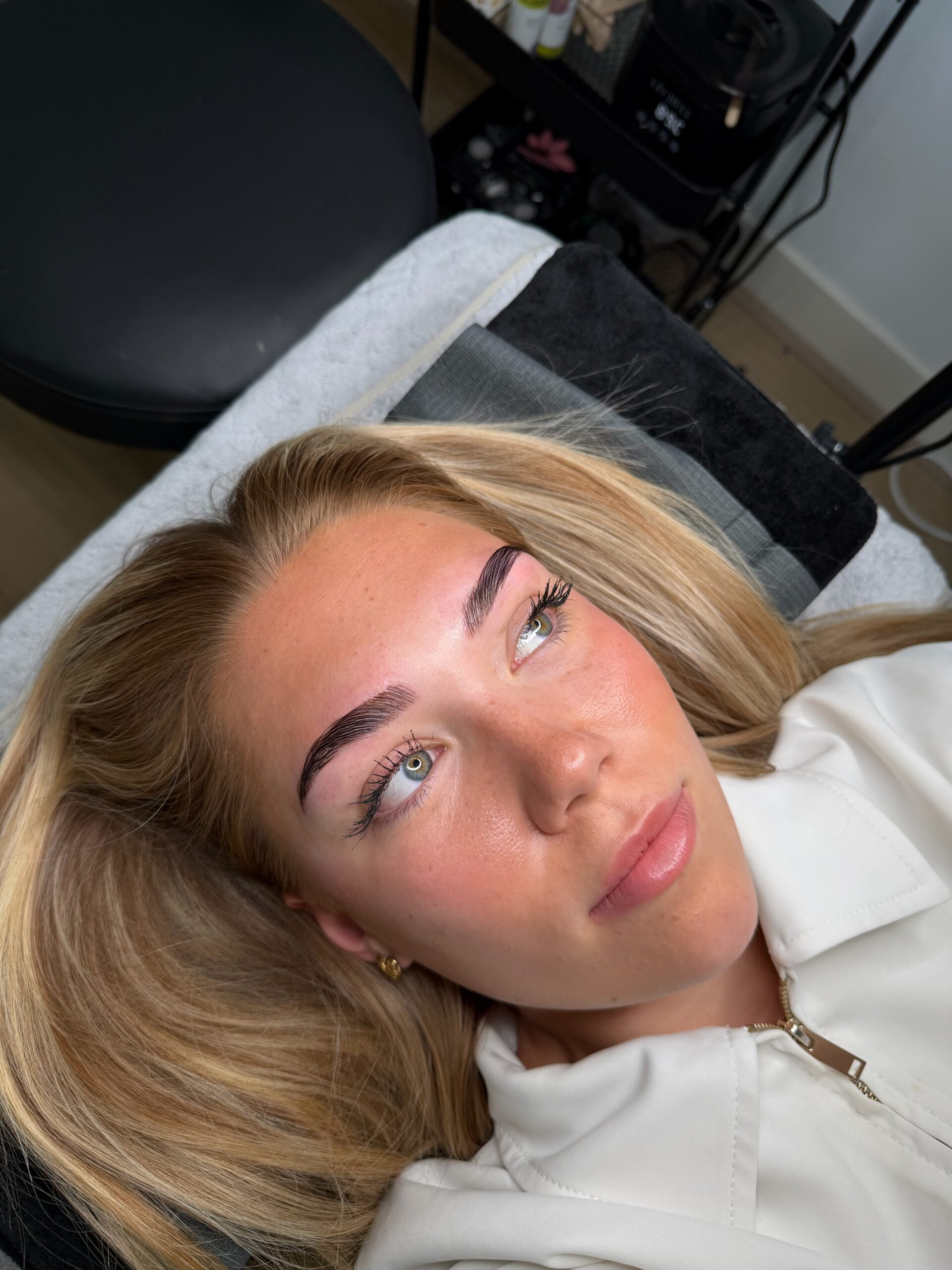 Voor en na wenkbrauwbehandeling bij Beautiq Studio Rotterdam