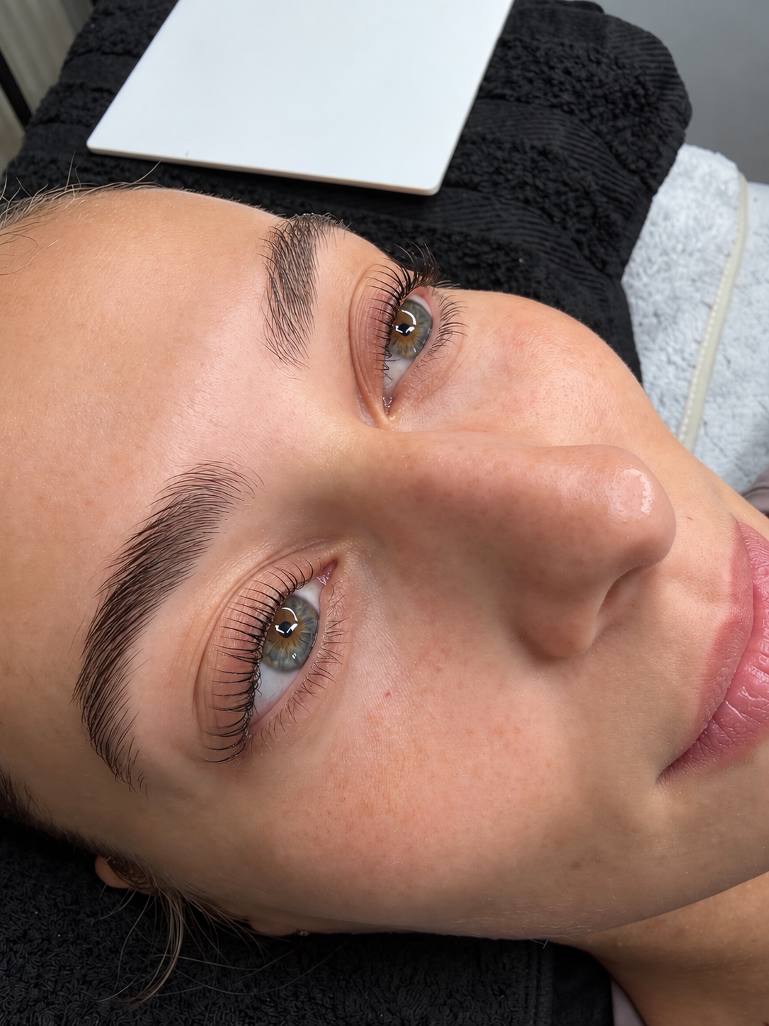 Voor en na wenkbrauwbehandeling bij Beautiq Studio Rotterdam