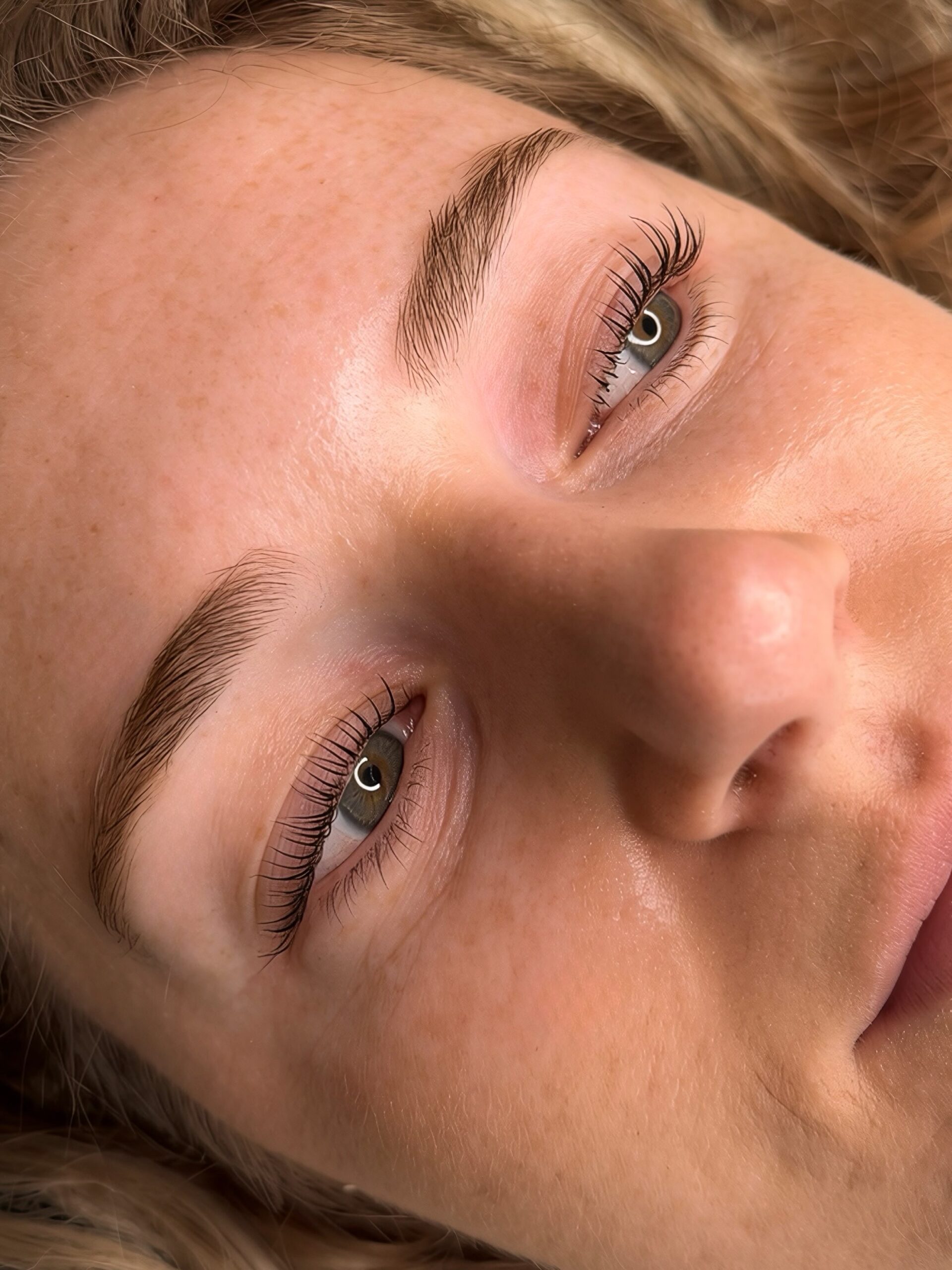 Voor en na wenkbrauwbehandeling bij Beautiq Studio Rotterdam