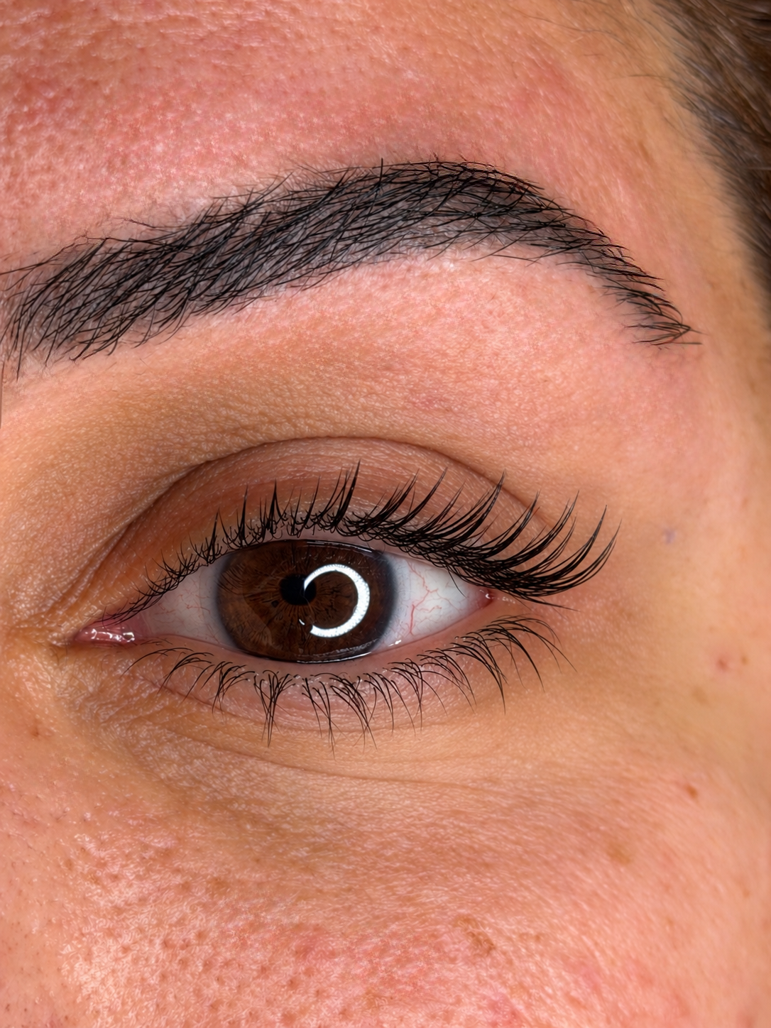 Voor en na wenkbrauwbehandeling bij Beautiq Studio Rotterdam